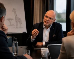 Woody van Olffen in gesprek tijdens boardroom advisering