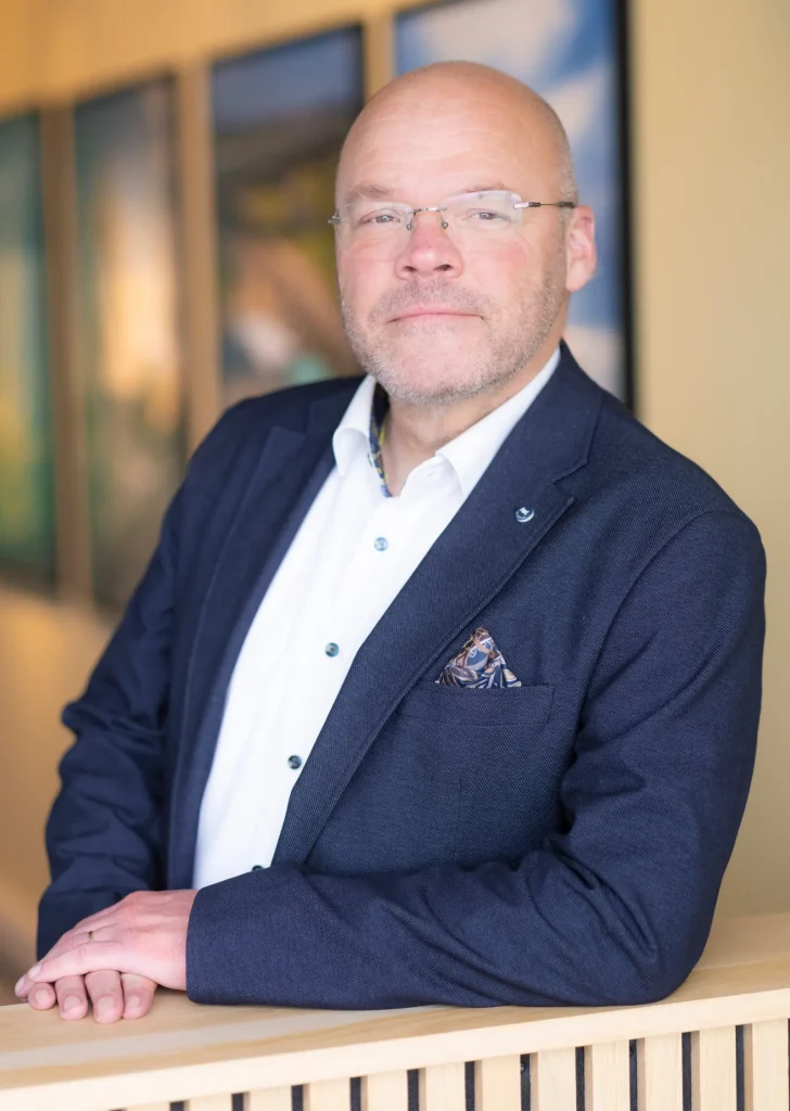 Prof. dr. Woody van Olffen, verticaal portret